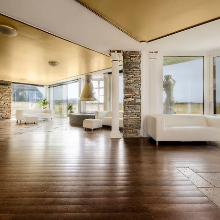 Grand Colony מלון